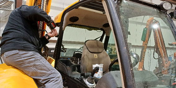 20ans d'expertise dans le parebrise agricole, engin TP et poids lourd